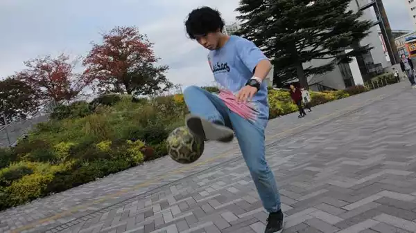 Watch Japanese football freestyler attempt ‘around the world’ record